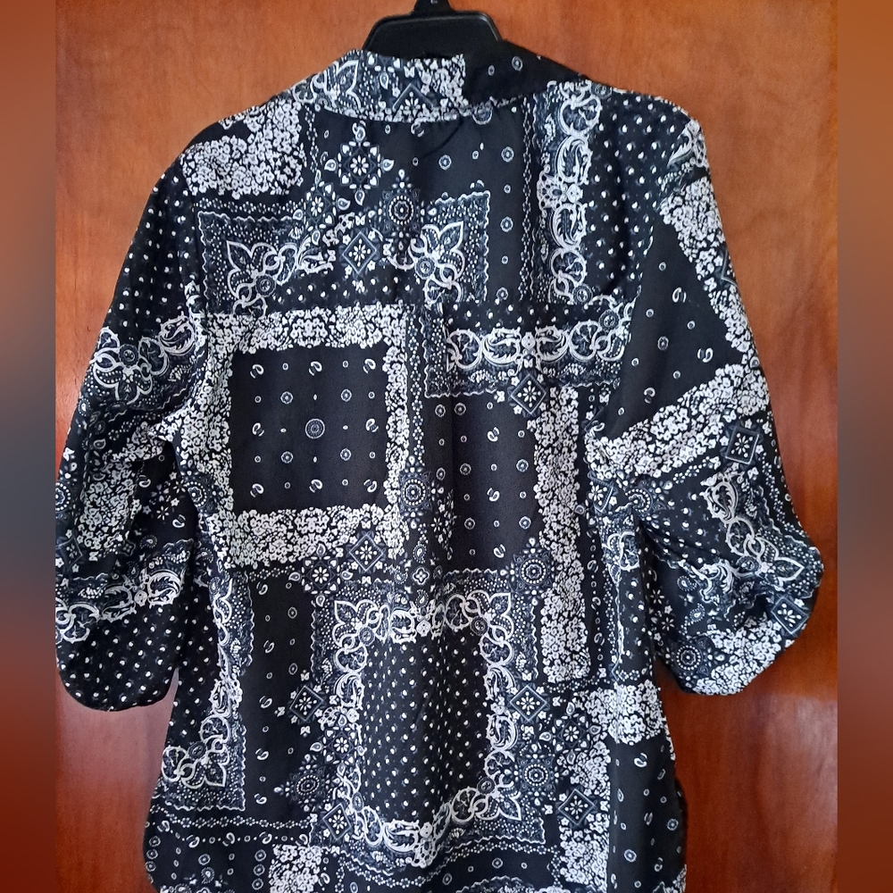 Citi Trends "MILEAGE" size M black paisley button-down